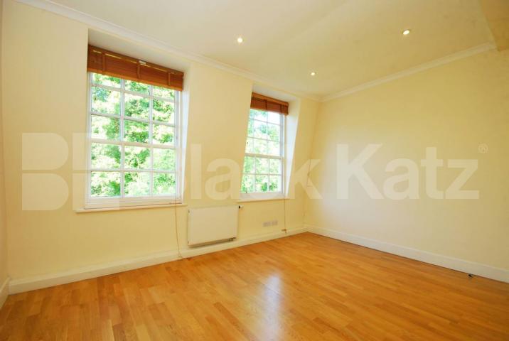 			LARGE 3 BED WITH MEZZANINE LEVEL!, 3 Bedroom, 1 bath, 1 reception Flat			 Frognal, HAMPSTEAD-FROGNAL