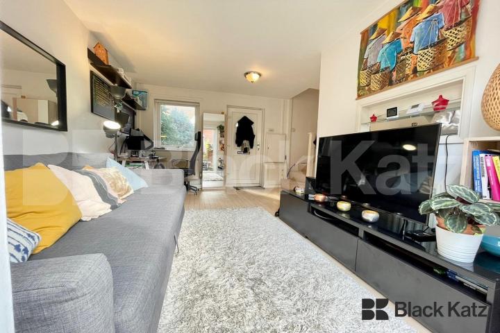 Well presented Mid-Century House with beautiful south facing garden Abbey Gardens, Bermondsey