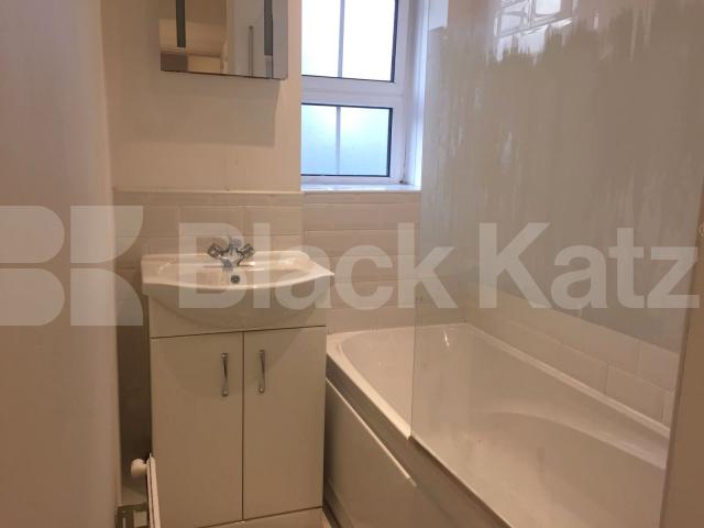 			FANTASTIC MODERN 3 BED MINS TO TUBE!  , 3 Bedroom, 1 bath, 1 reception Flat			 Ferdinand Street, Camden