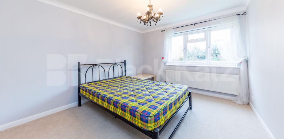 			NEW INSTRUCTION!, 2 Bedroom, 1 bath, 1 reception Flat			 Lyonsdown Road, Barnet