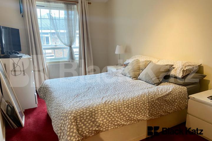 Spacious split level house with parking & charming patio garden Garratt Lane, Earlsfield