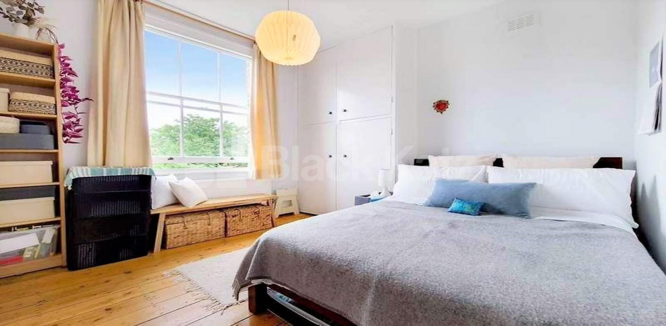 High ceilings wood floors within a period house mins to tube and shops Hartham Road , Caledonian Road