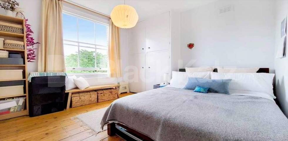 High ceilings wood floors within a period house mins to tube and shops Hartham Road , Caledonian Road