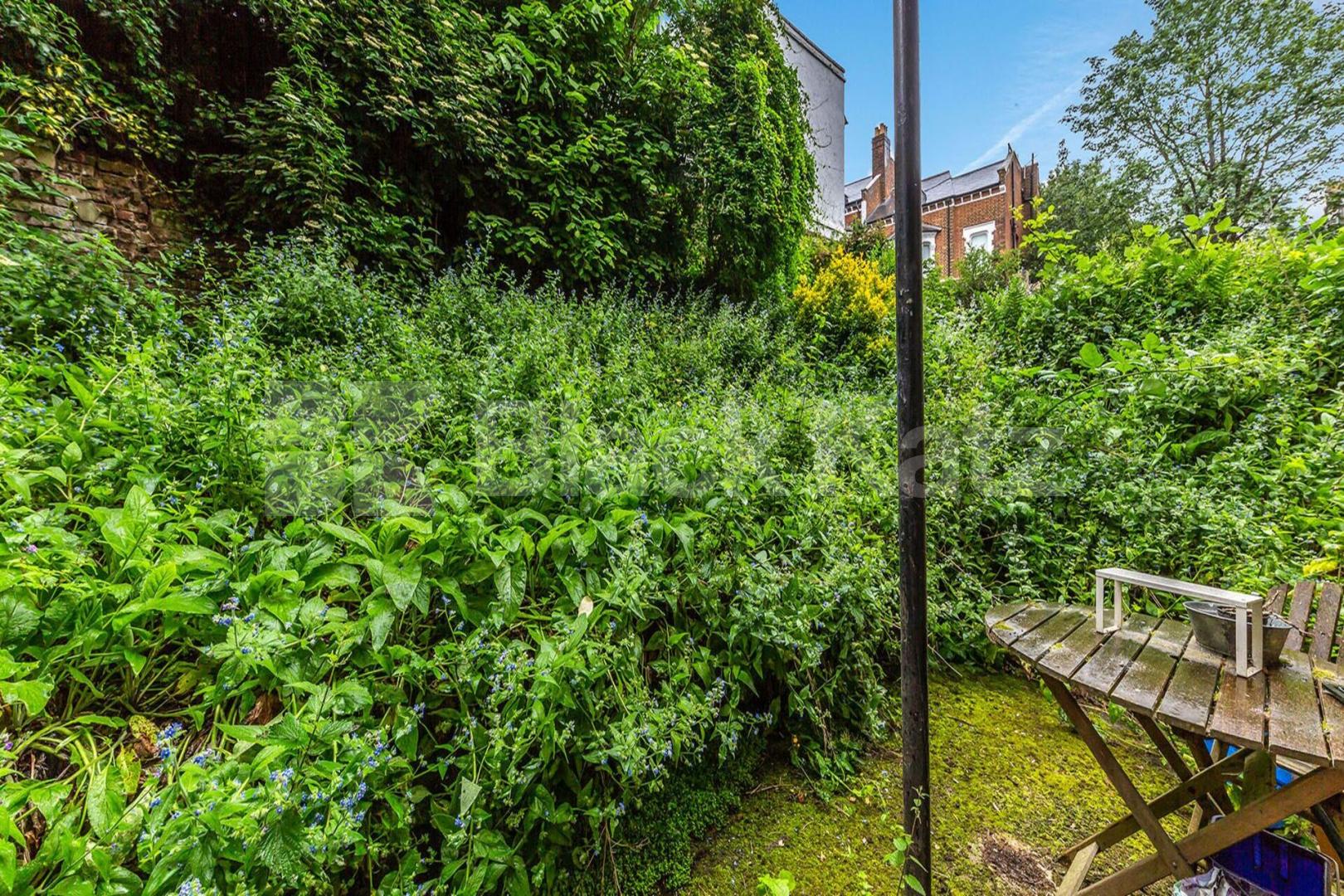 Located within a mansion block close to Highgate Village Hornsey Lane, Highgate