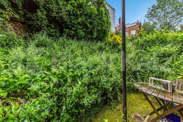 Located within a mansion block close to Highgate Village Hornsey Lane, Highgate