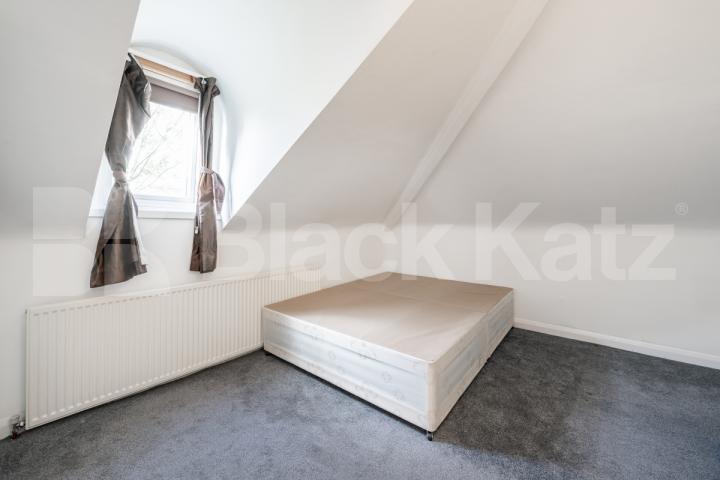 			4 BED MINS TO PORTOBELLO ROAD! , 4 Bedroom, 1 bath, 1 reception Flat			 Aldridge Road Villas, WESTBOURNE PARK/ LADBROKE GROVE