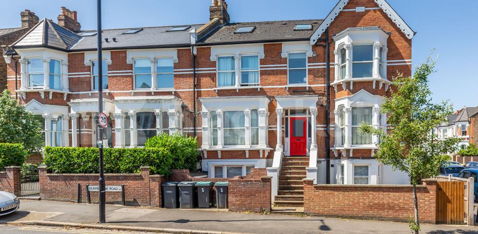 			2 Bedroom, 2 bath, 1 reception Flat			 Ferme Park Road, Crouch End