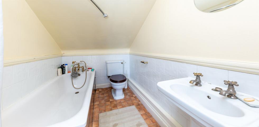 			2 Bedroom, 2 bath, 1 reception Flat			 Ferme Park Road, Crouch End