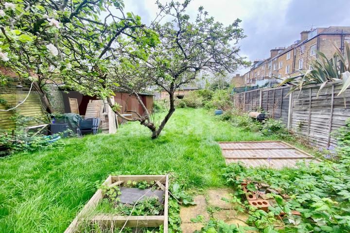 Very Spacious 4 bedroom 2 bathroom property with access to a private garden Hillmarton Road, Hillmarton Conservation Area 