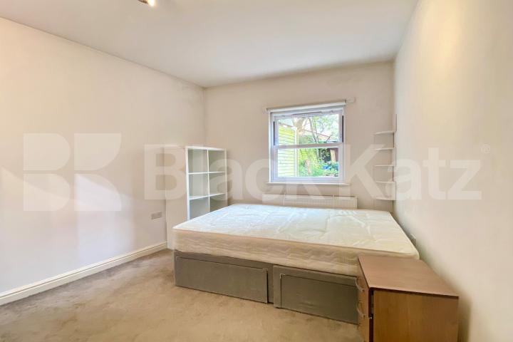 Very Spacious 4 bedroom 2 bathroom property with access to a private garden Hillmarton Road, Hillmarton Conservation Area 