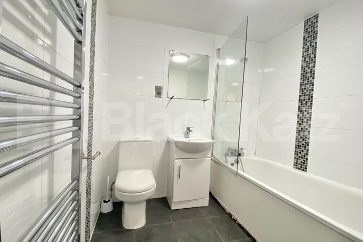 Very Spacious 4 bedroom 2 bathroom property with access to a private garden Hillmarton Road, Hillmarton Conservation Area 