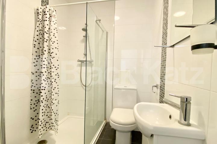 Very Spacious 4 bedroom 2 bathroom property with access to a private garden Hillmarton Road, Hillmarton Conservation Area 