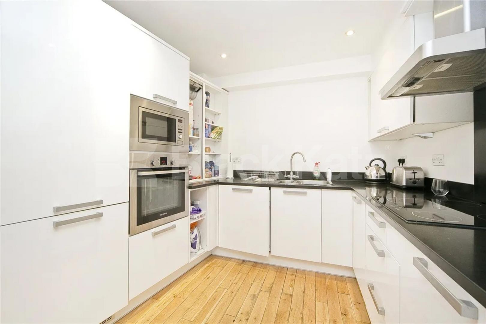 Large 2 bed 2 bath located within a secure modern development York Way, Islington