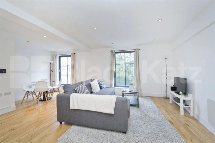 Large 2 bed 2 bath located within a secure modern development York Way, Islington