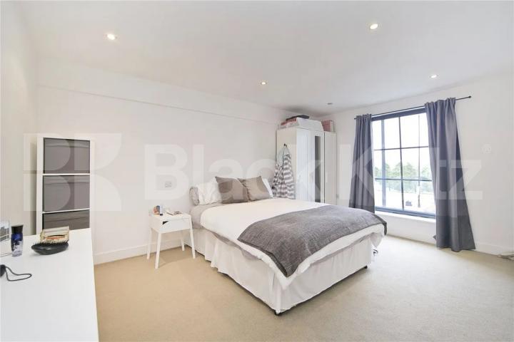 Large 2 bed 2 bath located within a secure modern development York Way, Islington