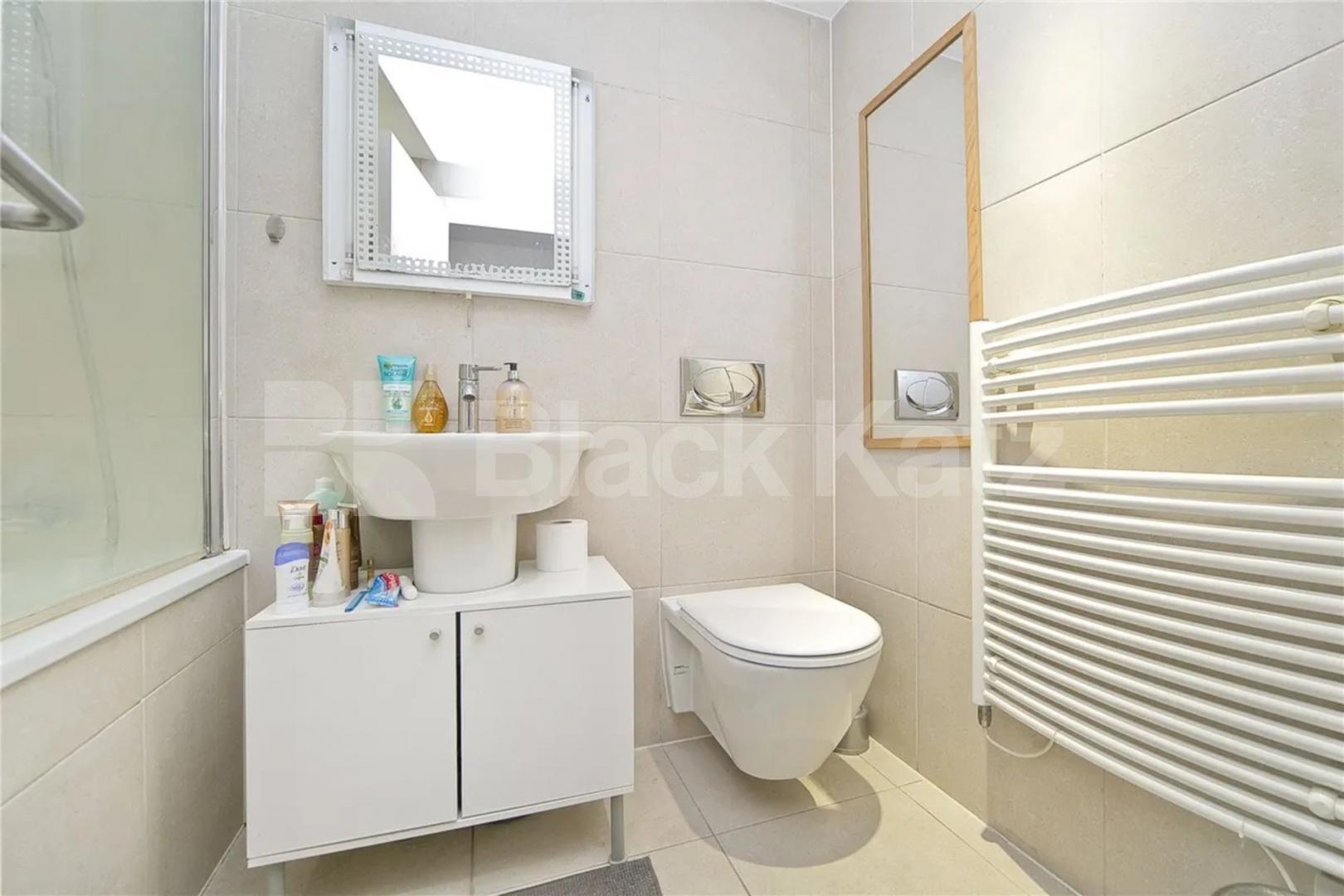 Large 2 bed 2 bath located within a secure modern development York Way, Islington