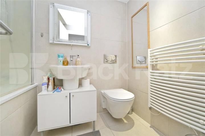 Large 2 bed 2 bath located within a secure modern development York Way, Islington