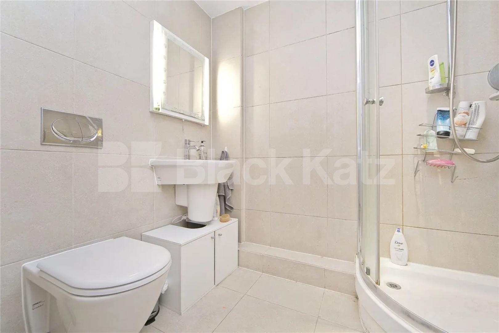 Large 2 bed 2 bath located within a secure modern development York Way, Islington