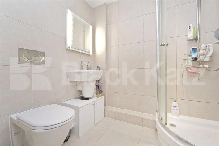 Large 2 bed 2 bath located within a secure modern development York Way, Islington