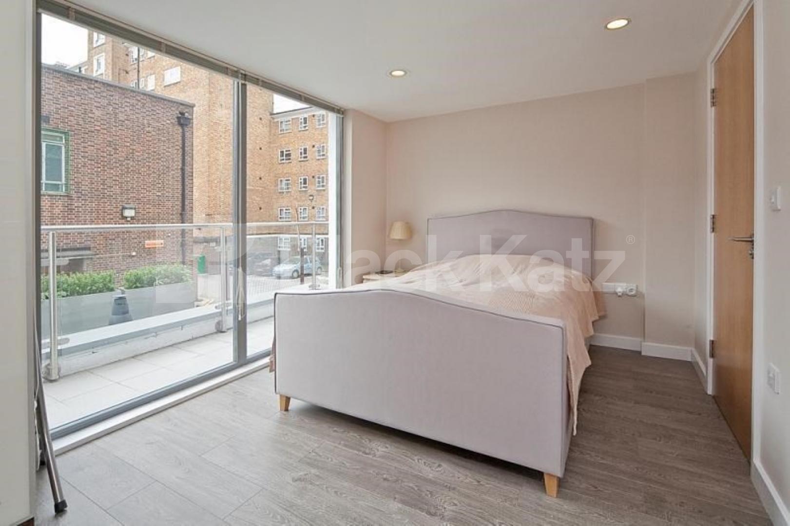 Spectacular 2 bedroom property with balcony and large communal terrace Mintern Street, Hoxton / Islington