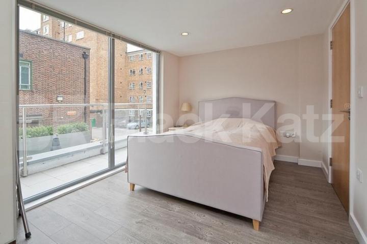 Spectacular 2 bedroom property with balcony and large communal terrace Mintern Street, Hoxton / Islington