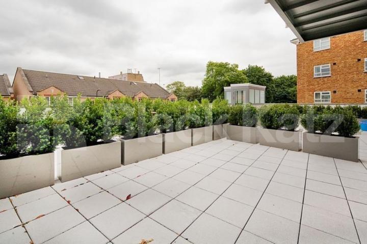 Spectacular 2 bedroom property with balcony and large communal terrace Mintern Street, Hoxton / Islington
