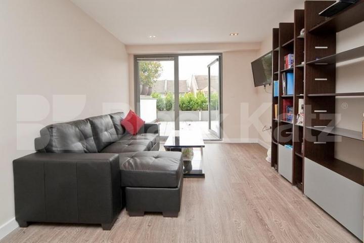 Spectacular 2 bedroom property with balcony and large communal terrace Mintern Street, Hoxton / Islington