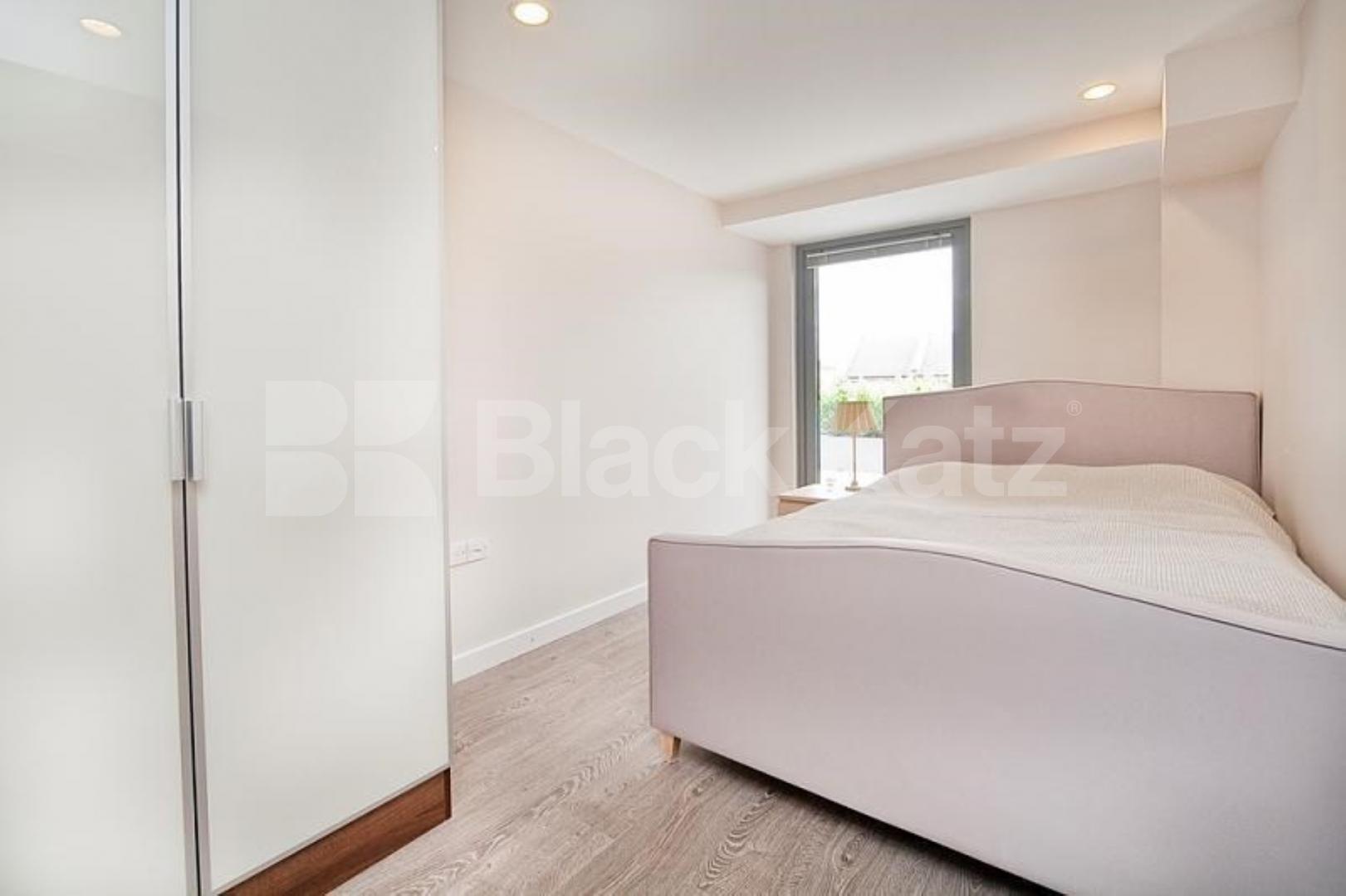 Spectacular 2 bedroom property with balcony and large communal terrace Mintern Street, Hoxton / Islington