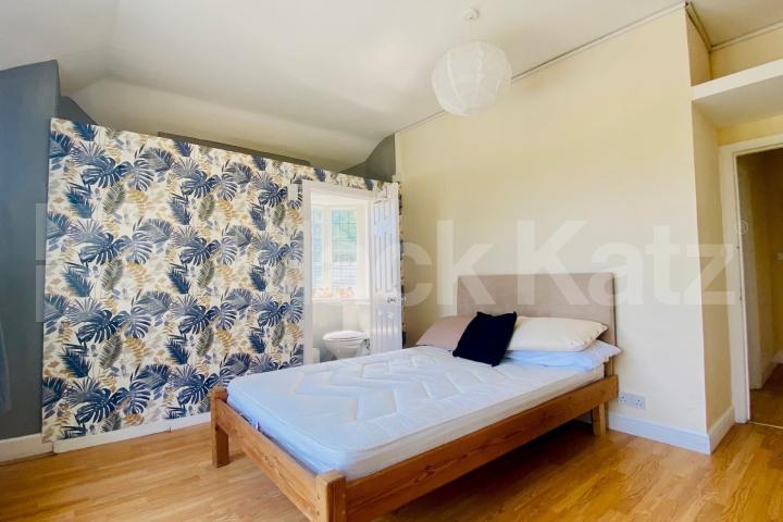 2 bedroom property sandwiched between East finchley and Highgate  Great North Road, Highgate / East Finchley 