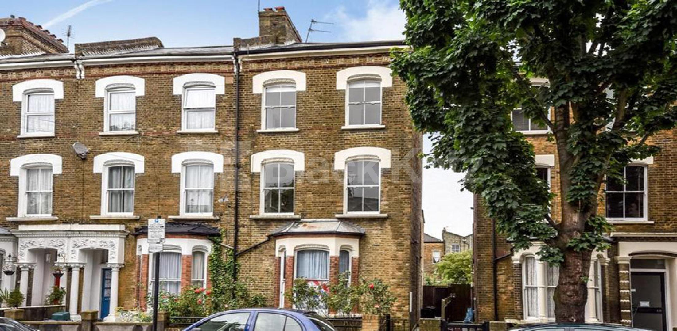 			LARGE SPLIT LEVEL 3 BED, 3 Bedroom, 1 bath, 1 reception Apartment			 Evershot Road, FINSBURY PARK / STROUD GREEN