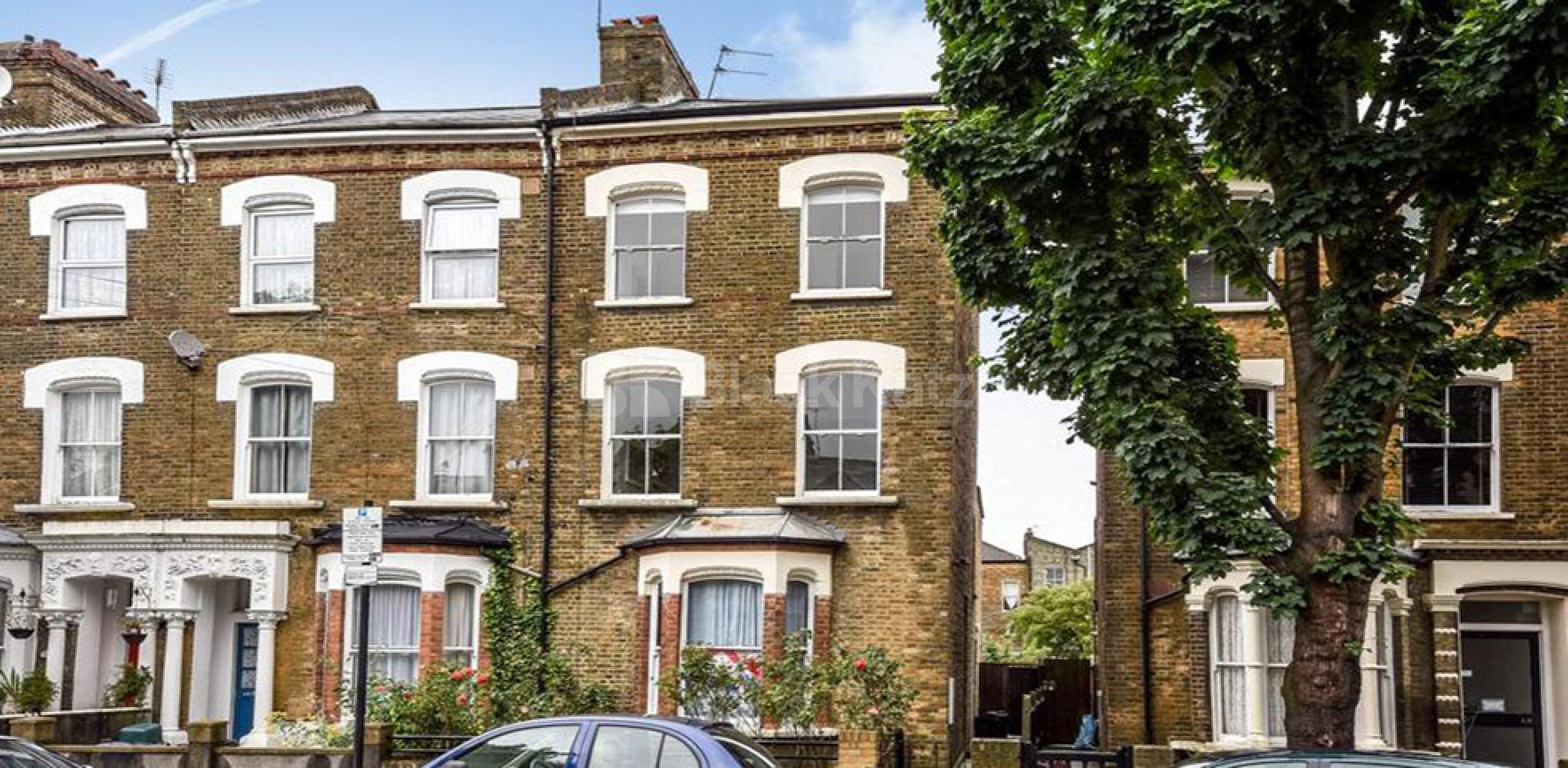 			LARGE SPLIT LEVEL 3 BED, 3 Bedroom, 1 bath, 1 reception Apartment			 Evershot Road, FINSBURY PARK / STROUD GREEN N4