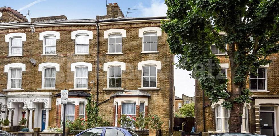 			LARGE SPLIT LEVEL 3 BED, 3 Bedroom, 1 bath, 1 reception Apartment			 Evershot Road, FINSBURY PARK / STROUD GREEN