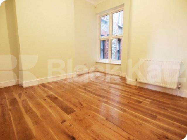 			New Instruction!, 3 Bedroom, 1 bath, 1 reception Flat			 Fortis Green Road, Muswell Hill