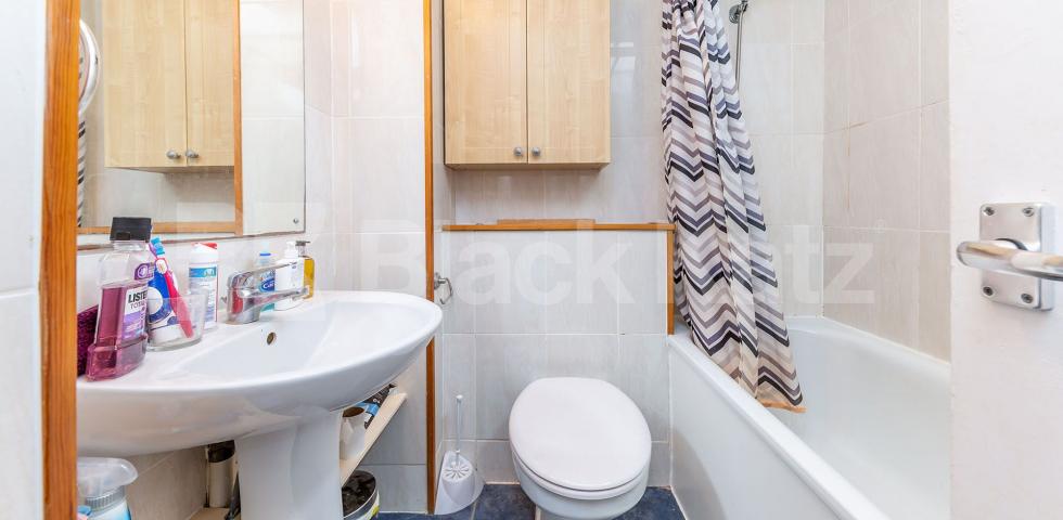 			2 Bedroom, 1 bath, 1 reception Flat			 High Road, East Finchley