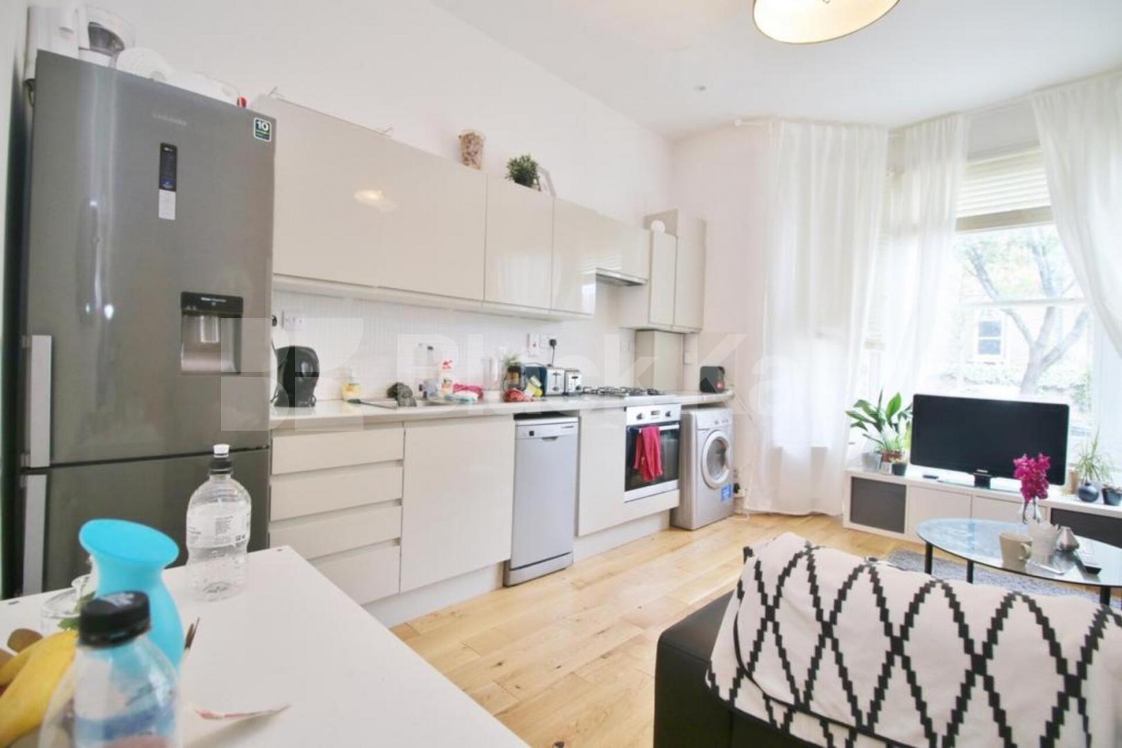 Bright 2-bed on Freegrove Rd with open-plan kitchen and modern finish Freegrove Road, Hillmarton Conservation Area 