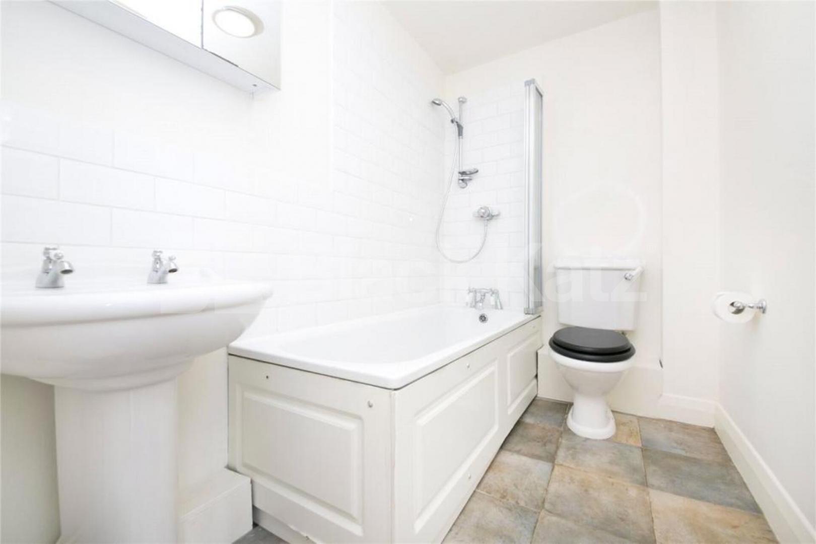 Bright 2-bed on Freegrove Rd with open-plan kitchen and modern finish Freegrove Road, Hillmarton Conservation Area 