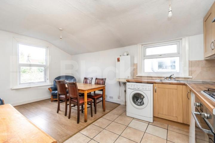 Perfect for 3 professional sharers or students looking to be in North London Frobisher Road , Haringey