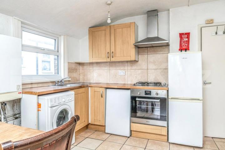 Perfect for 3 professional sharers or students looking to be in North London Frobisher Road , Haringey