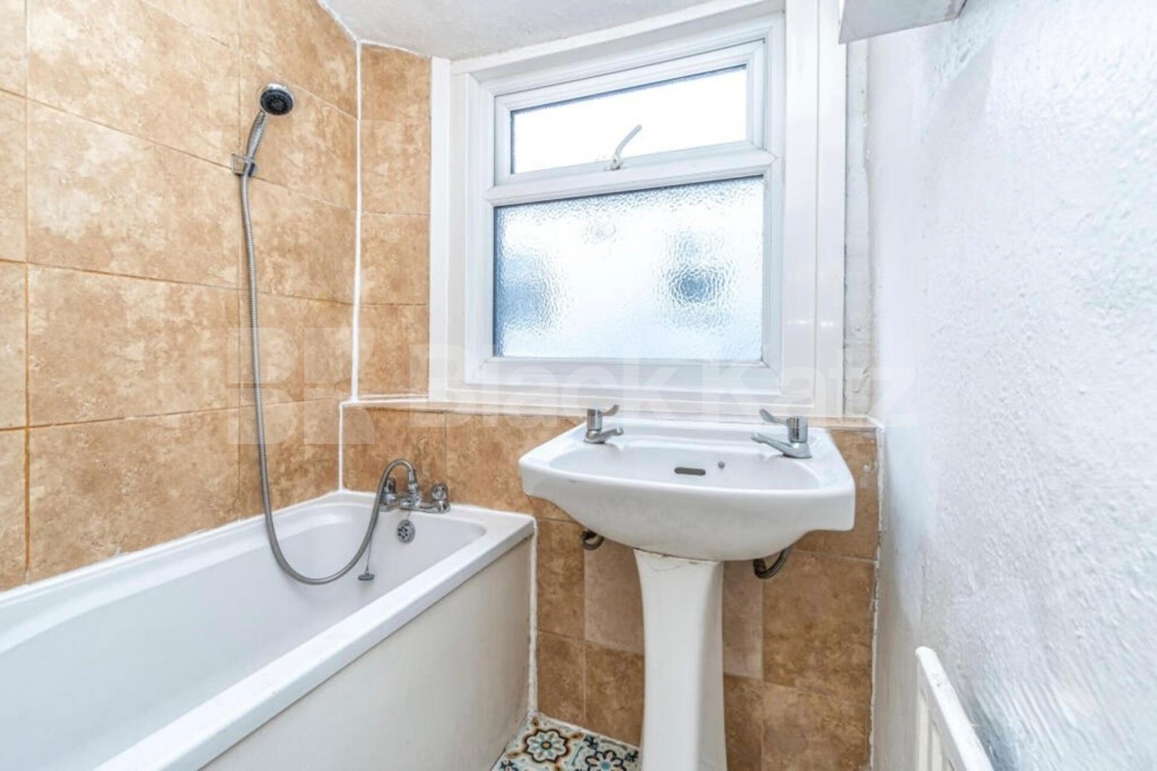 Perfect for 3 professional sharers or students looking to be in North London Frobisher Road , Haringey