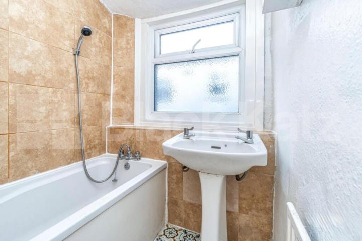 Perfect for 3 professional sharers or students looking to be in North London Frobisher Road , Haringey