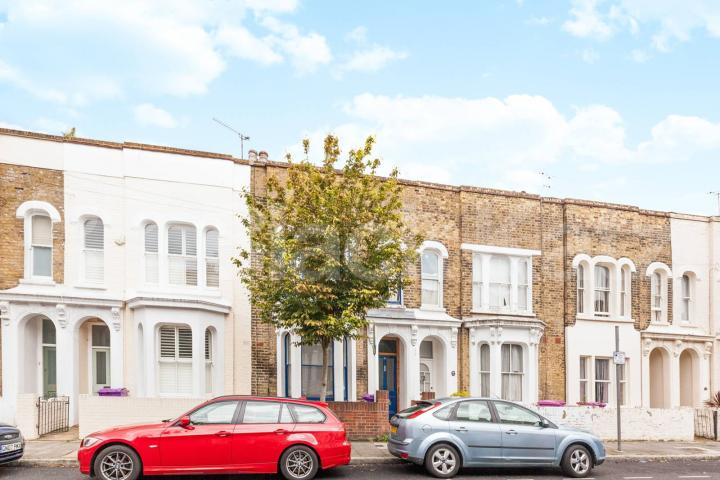 			WHOLE HOUSE!, 4 Bedroom, 1 bath, 1 reception House			 Lyal Road , VICTORIA PARK / BOW E3
