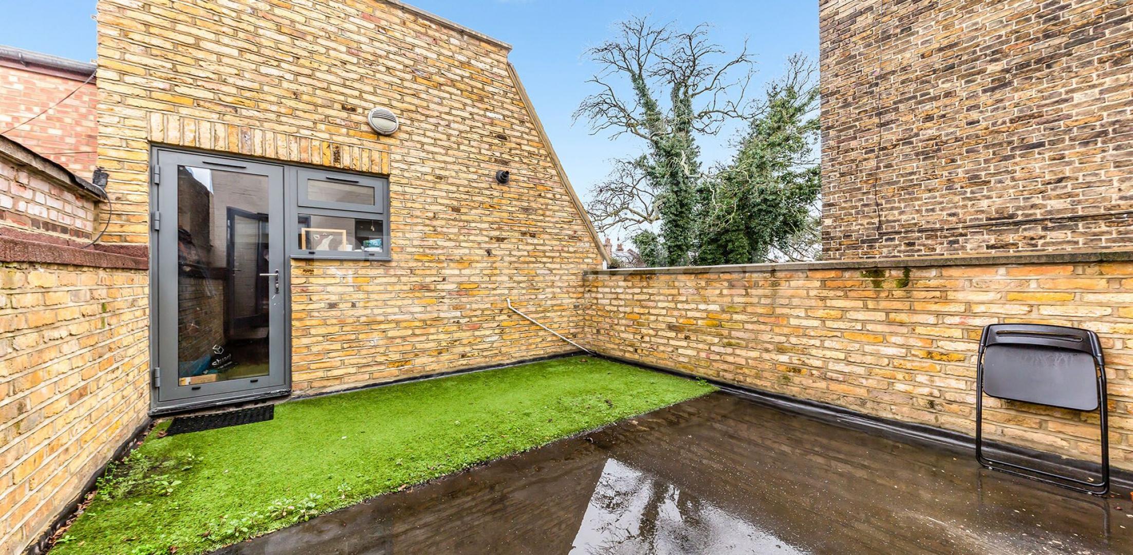 			Fantastic 2 bedroom apartment with terrace close to the tube and shops!, 2 Bedroom, 1 bath, 1 reception Apartment			 Myddleton Road, Bounds Green 