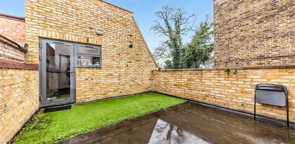 			Fantastic 2 bedroom apartment with terrace close to the tube and shops!, 2 Bedroom, 1 bath, 1 reception Apartment			 Myddleton Road, Bounds Green 