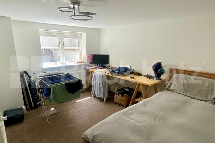  860 Sq. Ft. duplex apartment with 2 bathrooms & patio garden  Garland House Deptford High Street , Deptford