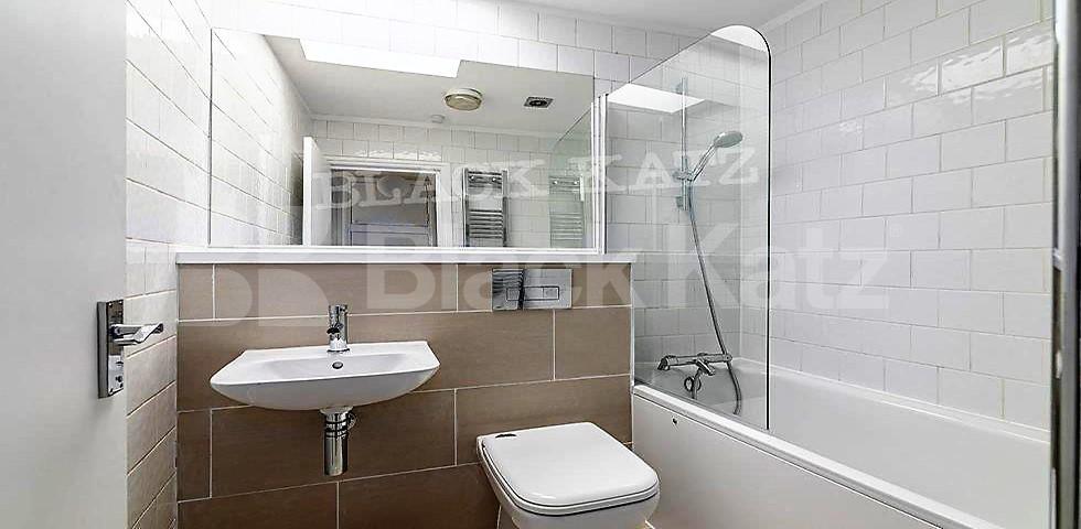 Newly refurbished modern one bedroom flat located within a stones throw to Tube. Great Western Road , Westbourne Park 