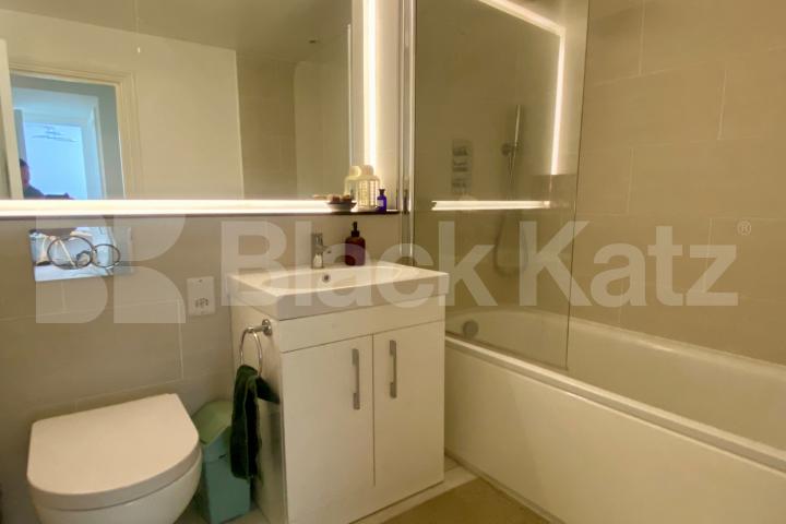  860 Sq. Ft. duplex apartment with 2 bathrooms & patio garden  Garland House Deptford High Street , Deptford