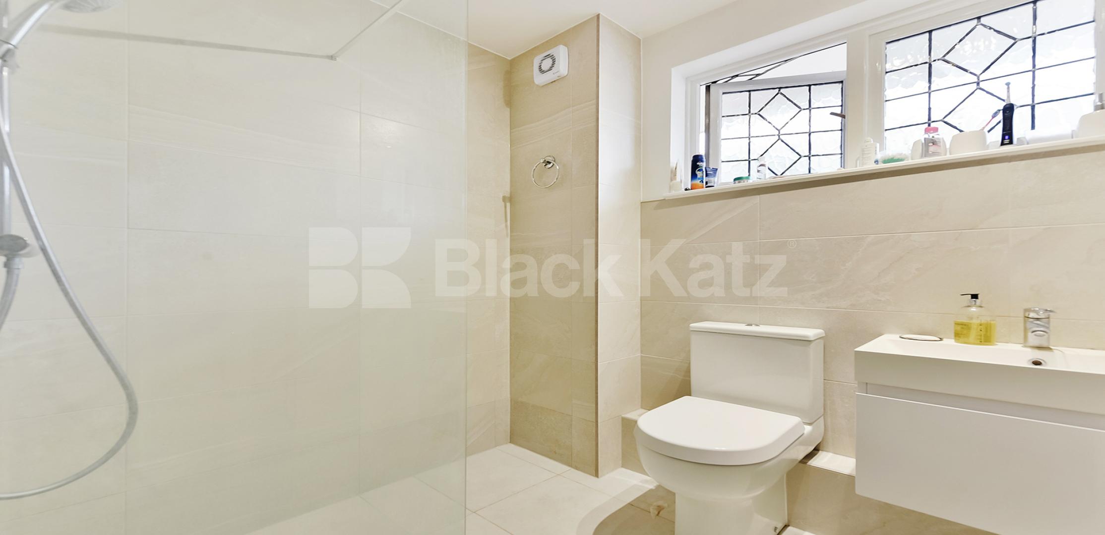 			NEW INSTRUCTION , 3 Bedroom, 1 bath, 1 reception Ground Floor Maisonette			 Glengall Grove, Canary Wharf