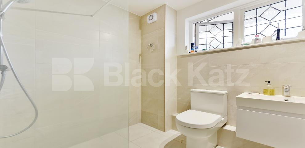 			NEW INSTRUCTION , 3 Bedroom, 1 bath, 1 reception Ground Floor Maisonette			 Glengall Grove, Canary Wharf