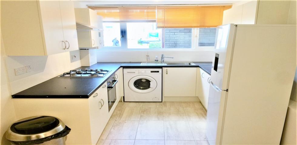 			PRIVATE GARDEN, 4 Bedroom, 1 bath, 1 reception Flat			 Dyne Road, KILBURN