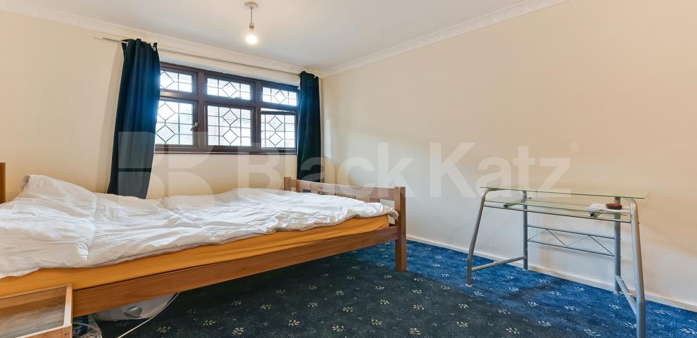 			NEW INSTRUCTION , 3 Bedroom, 1 bath, 1 reception Ground Floor Maisonette			 Glengall Grove, Canary Wharf